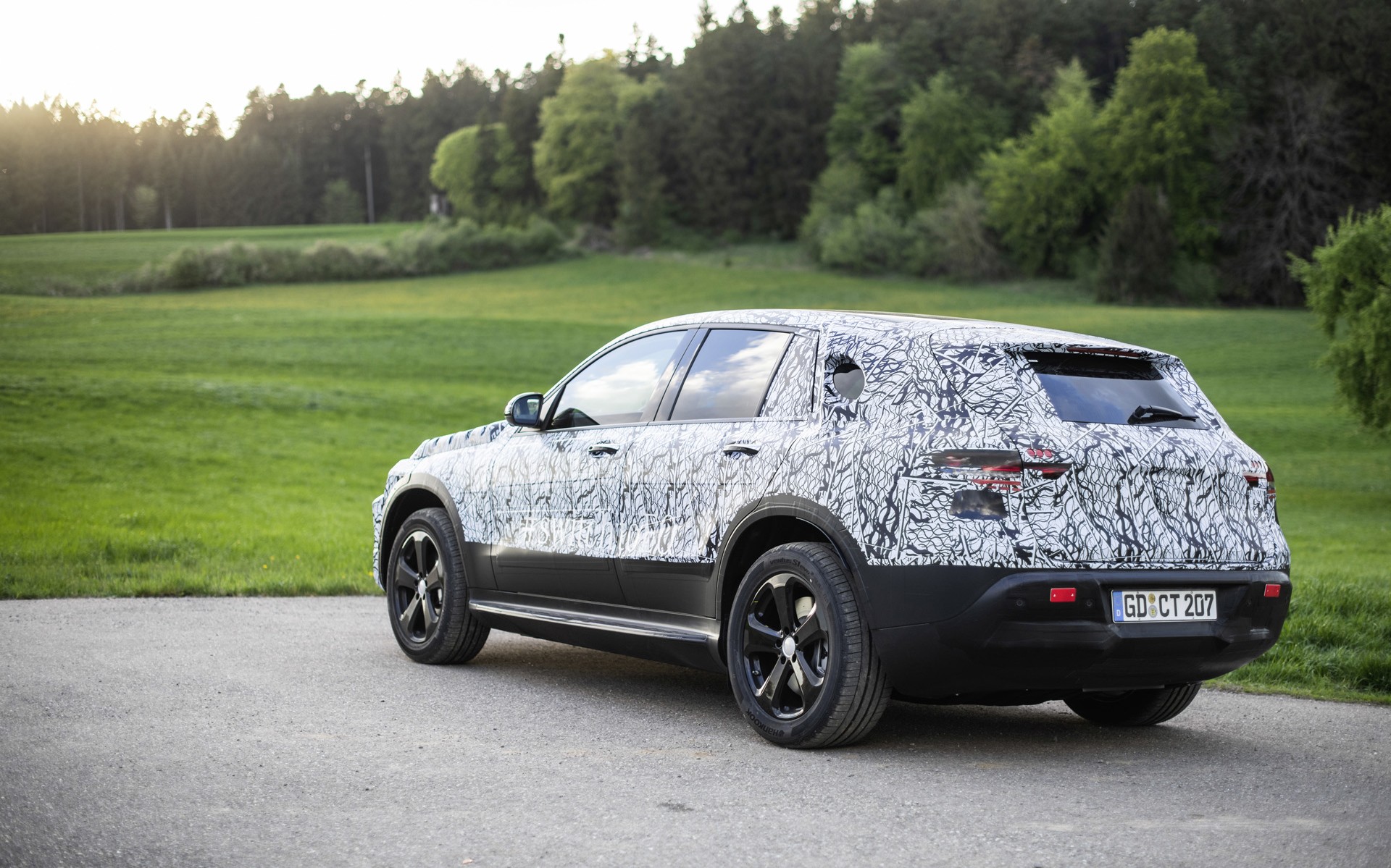 Το ηλεκτρικό SUV της Mercedes-Benz στον Μέλανα Δρυμό (vid)