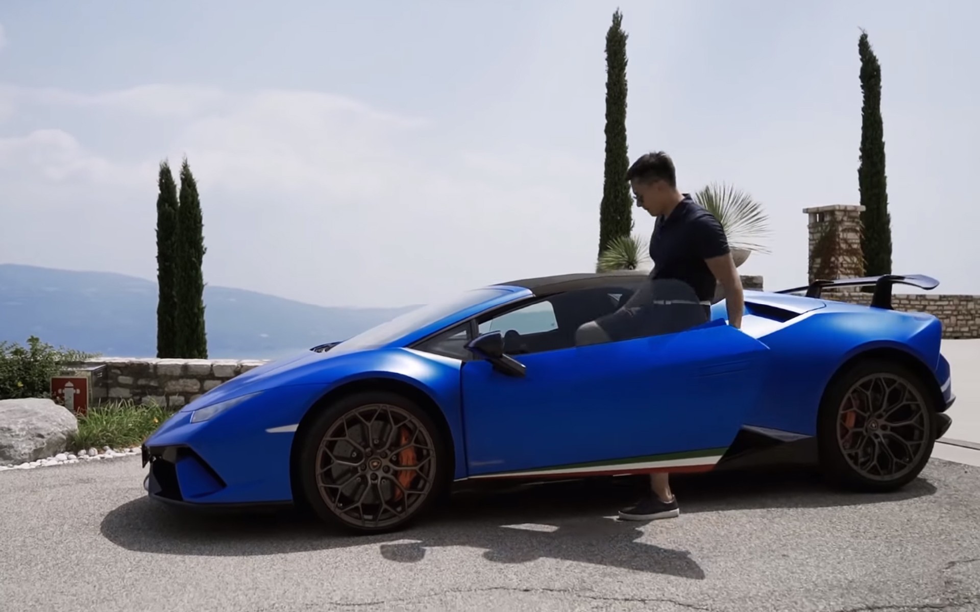 Τρελός οδηγός με Lamborghini Huracan Performante (video)