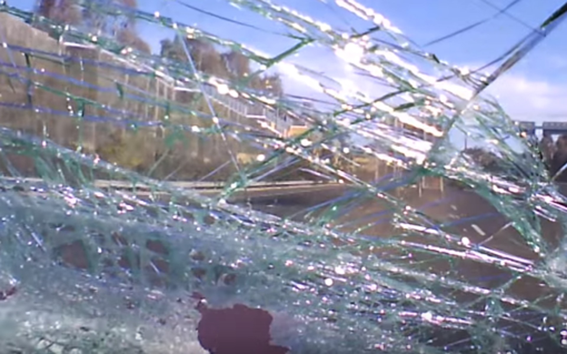 Οδηγείς και δεν ξέρεις τι μπορεί να πέσει πάνω σου! (video)