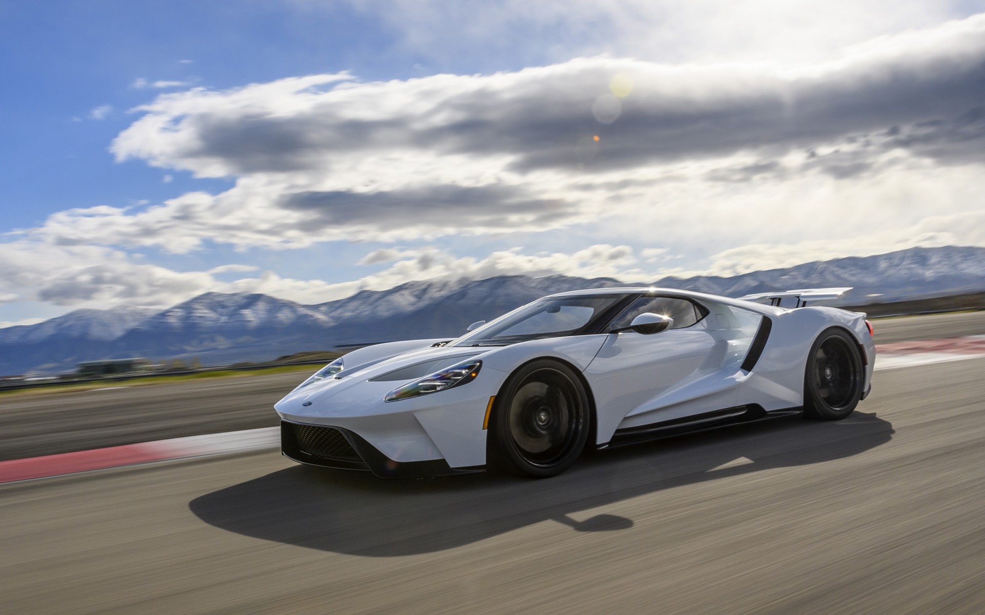 Παρατείνεται για δύο χρόνια η παραγωγή του Ford GT