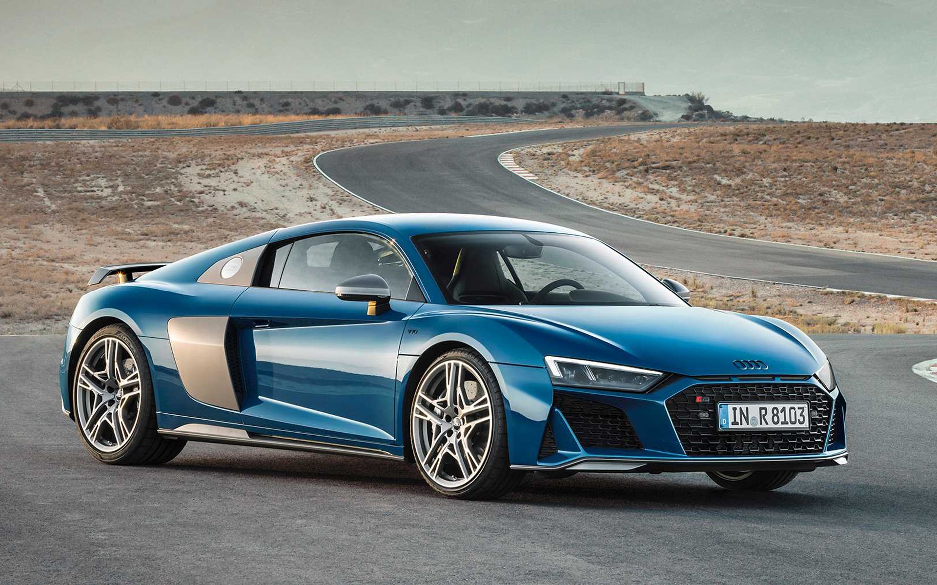 Πριν παραλάβεις το R8, οι μηχανικοί το κάνουν μια βόλτα