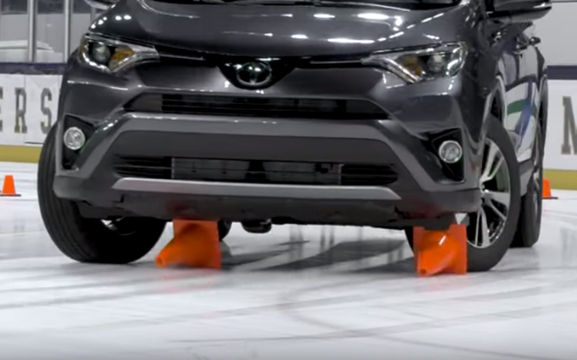 Έχεις 4x4 και νομίζεις ότι δεν χρειάζεσαι χιονολάστιχα; (vid)