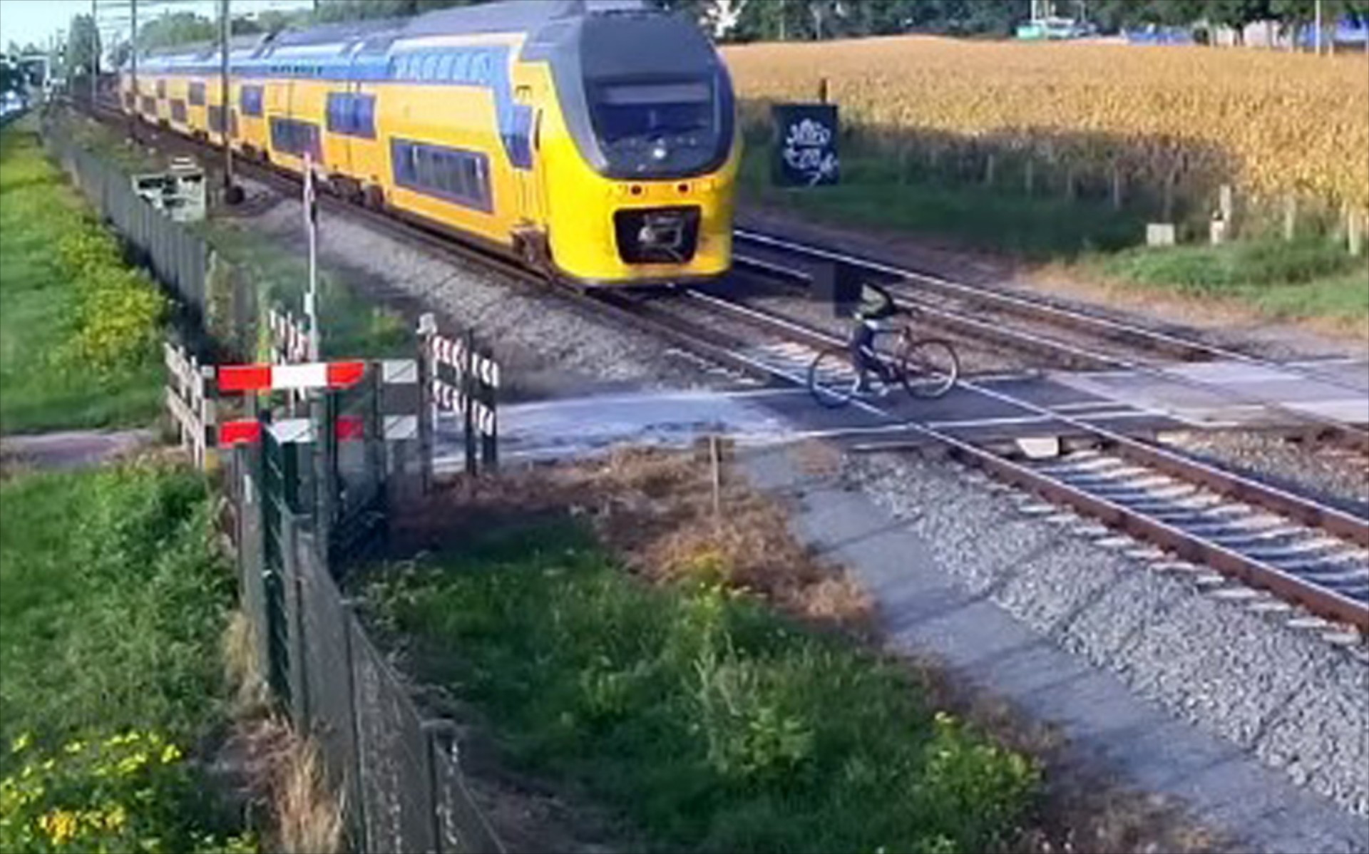 Video: Ποδηλάτης γλύτωσε… παρά τρίχα από διερχόμενο τρένο