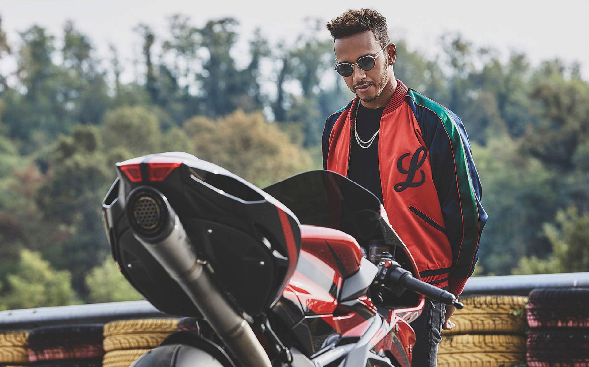 Έπεσε από τη μηχανή ο Lewis Hamilton