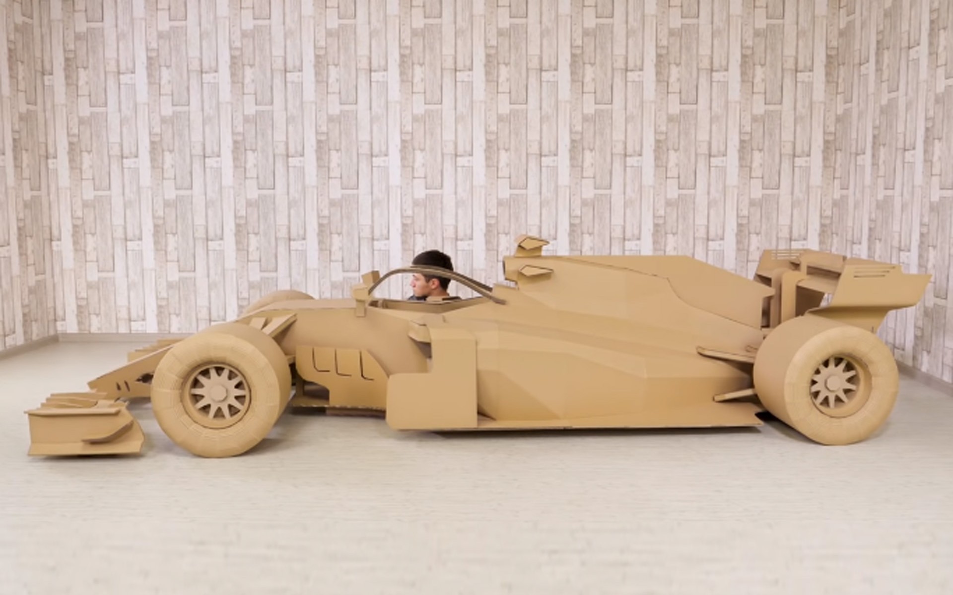 Χρειάστηκε 250 ώρες για να φτιάξει αυτό! (video)