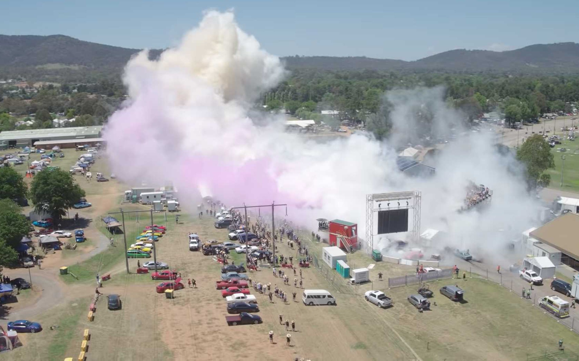 Ρεκόρ burnout με 126 αυτοκίνητα (video)
