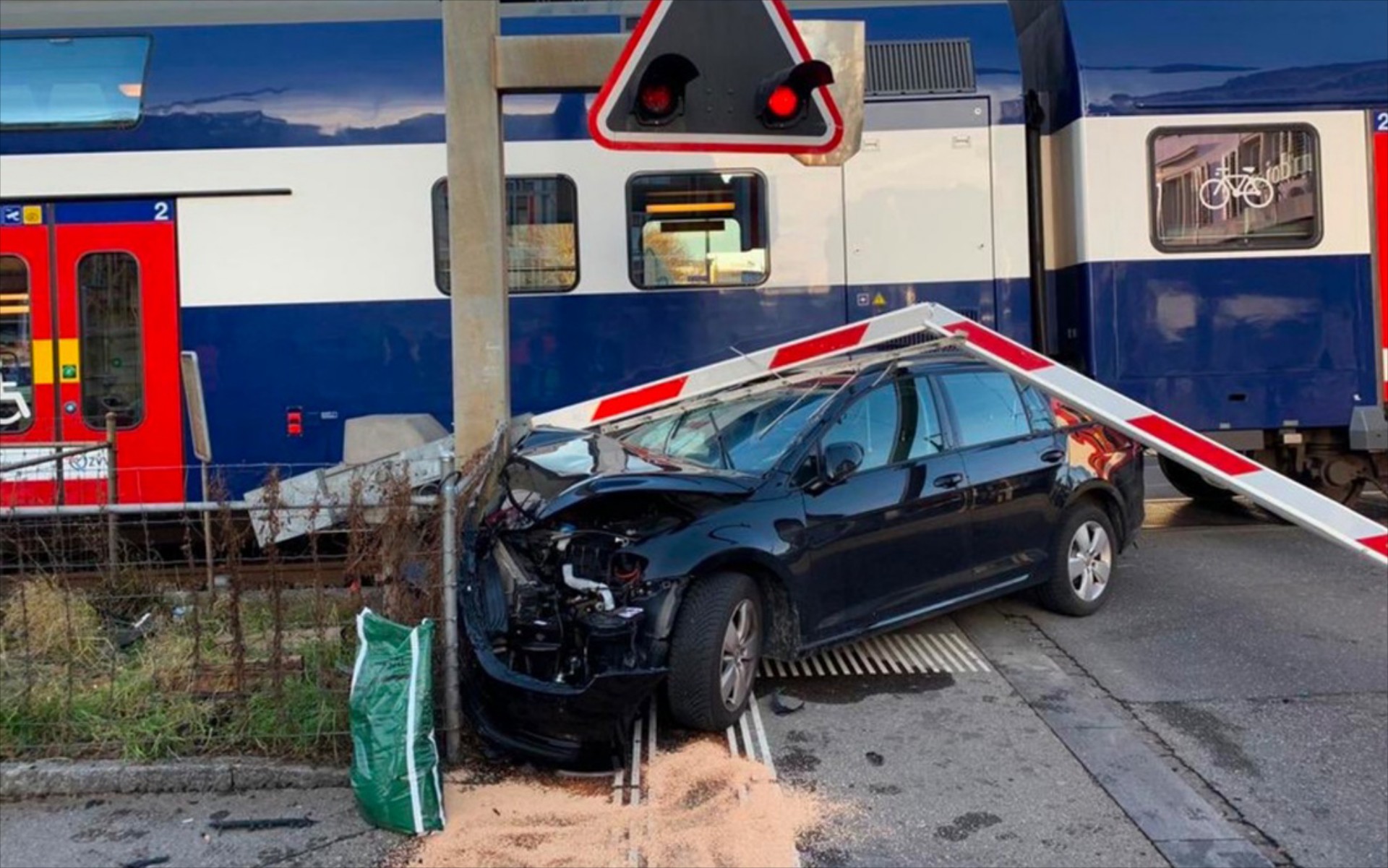 Η πιο ανόητη σύγκρουση τρένου με αυτοκίνητο (vid)