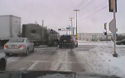 Περιπολικό παρασύρθηκε από νταλίκα (video)