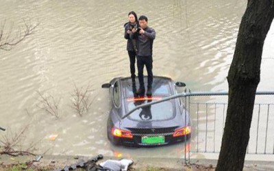 Tesla Model S που «δροσίστηκε» σε ποτάμι