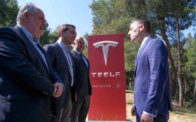 Ο Αλέξης Τσίπρας στο κέντρο R&D της Tesla στο Δημόκριτο