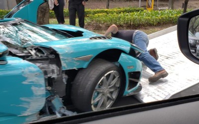 Η σπανιότερη Koenigsegg CCXR στον κόσμο “καρφώθηκε” σε κολόνα! (vid)