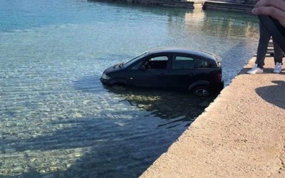 Έριξε το αυτοκίνητο στη θάλασσα και πήγε… σε ταβέρνα