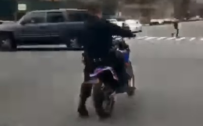 Αστυνομικός κάνει σούζα και… πέφτει άσχημα! (video)