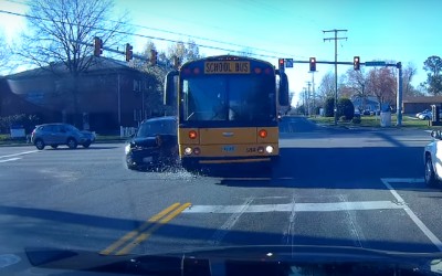 Οδηγός του σχολικού με... καλά αντανακλαστικά (video)