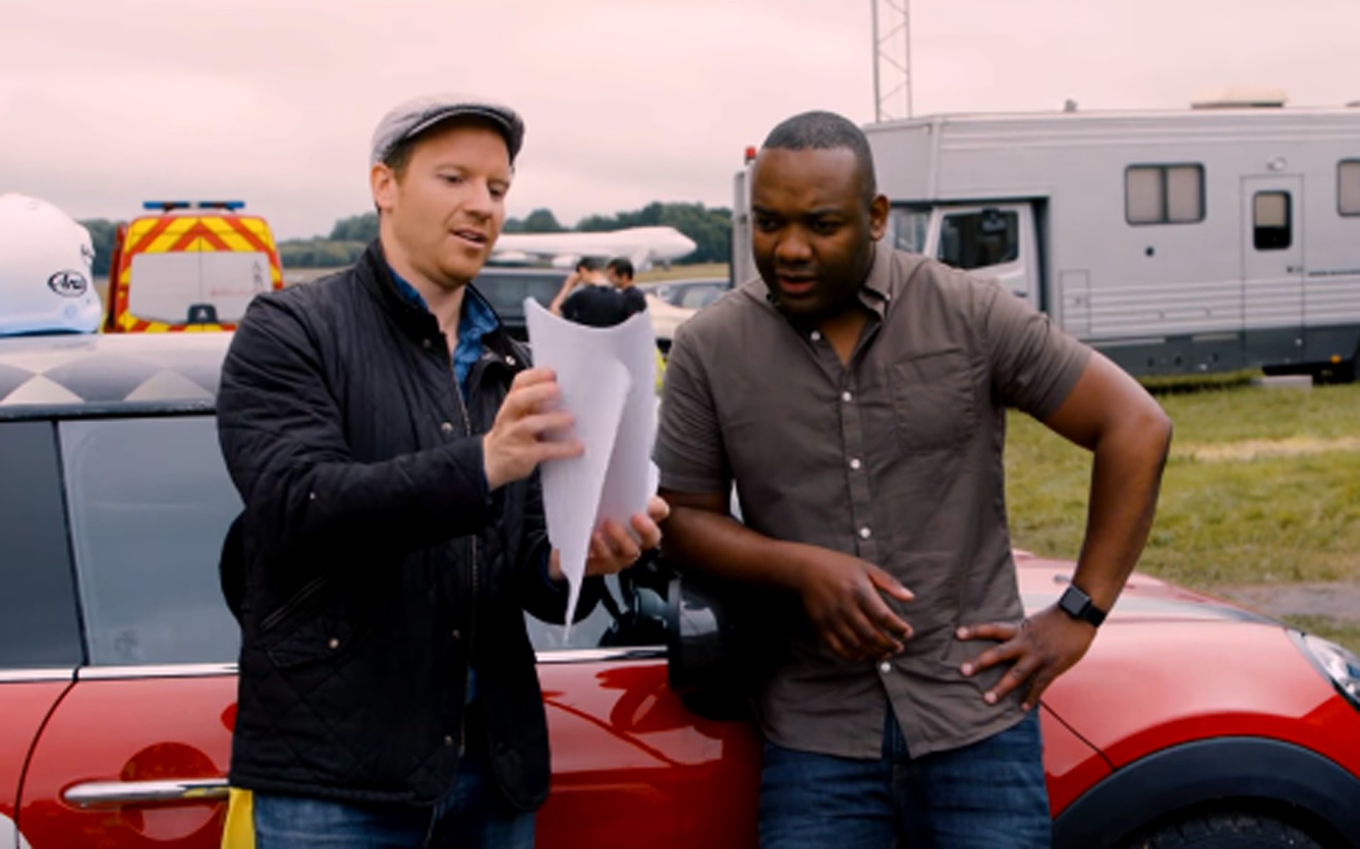 Παρουσιαστής μαντεύει τα αυτοκίνητα από μία λεπτομέρεια (video)