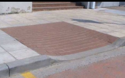 «Στόλισαν» με σκουπίδια αυτοκίνητο που ήταν παρκαρισμένο σε ράμπα