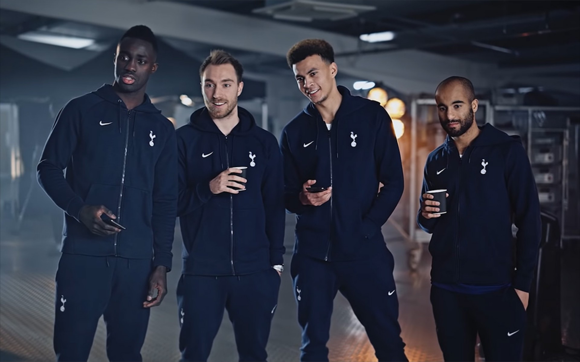 Ένας πετεινός «κλέβει» την αίγλη των φιναλίστ του Champions League (vid)