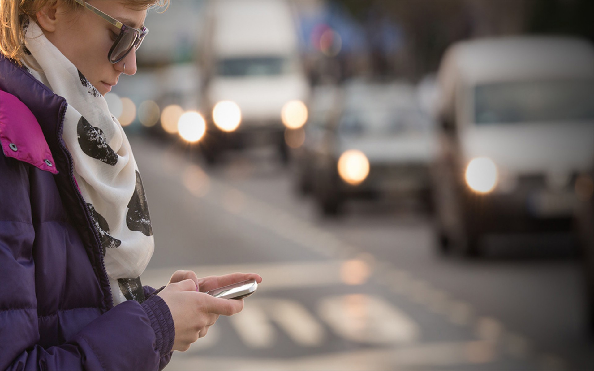 Πρόστιμα σε όσους διασχίζουν τον δρόμο και στέλνουν μηνύματα στο κινητό