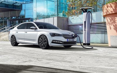 Αποκάλυψη Superb iV: Το πρώτο υβριδικό της Skoda (vid)
