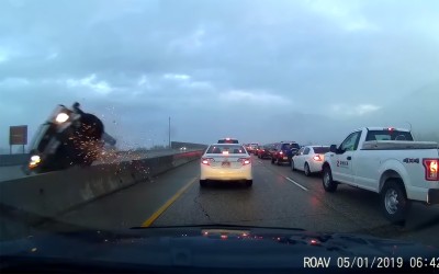 Τσιμεντένιες μπαριέρες ανακόπτουν την πορεία αυτοκινήτου-φονιά (video)