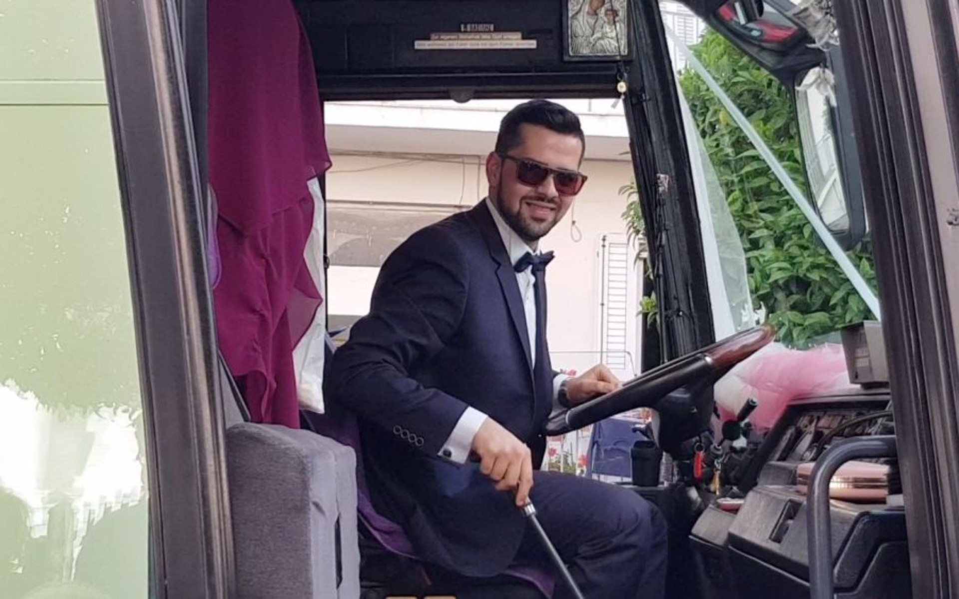 Πήγε με 14 λεωφορεία στον γάμο του (video)
