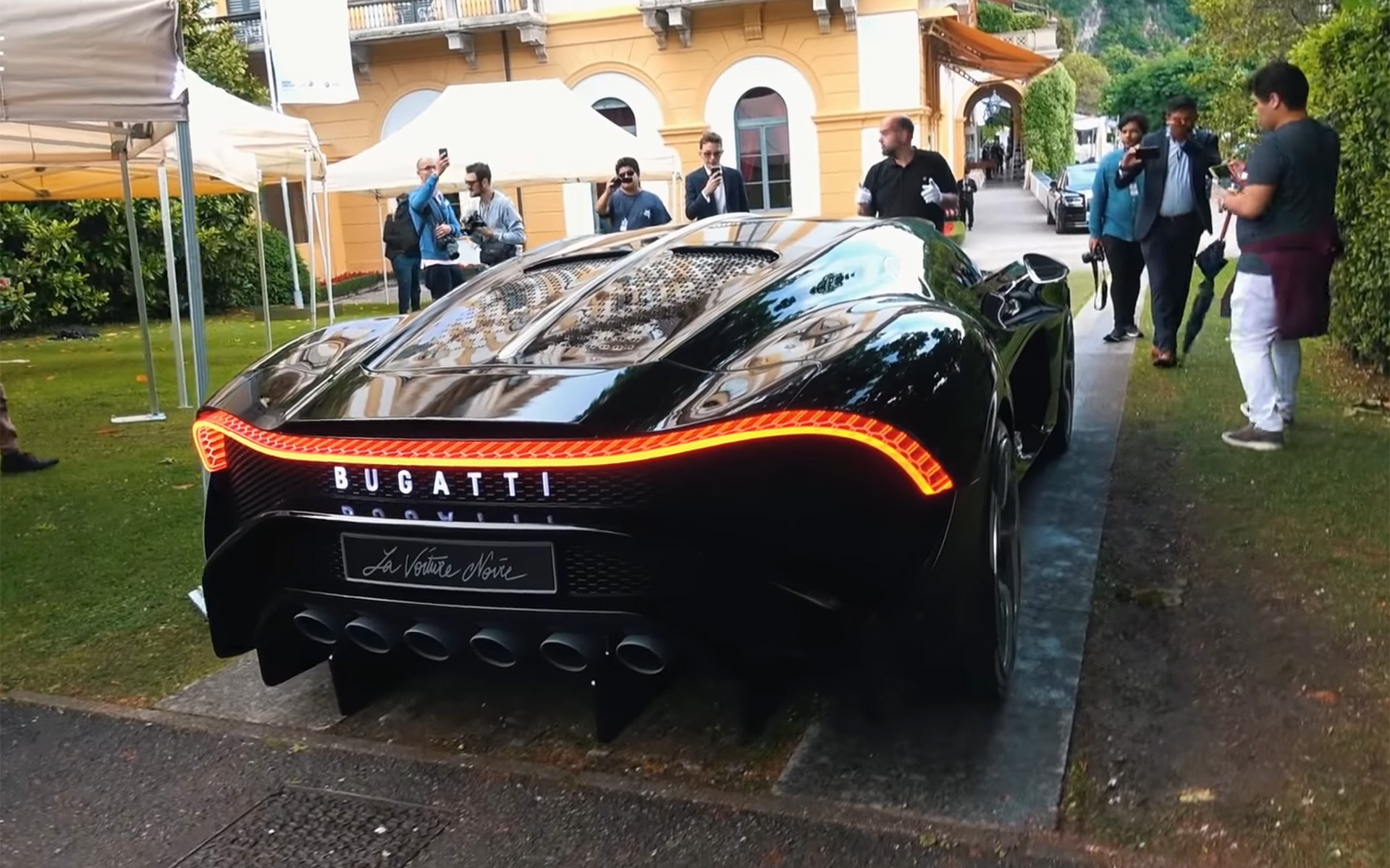 Η “εξωγήινη” Bugatti La Voiture Noire συστήνεται με τον πλανήτη Γη (video)