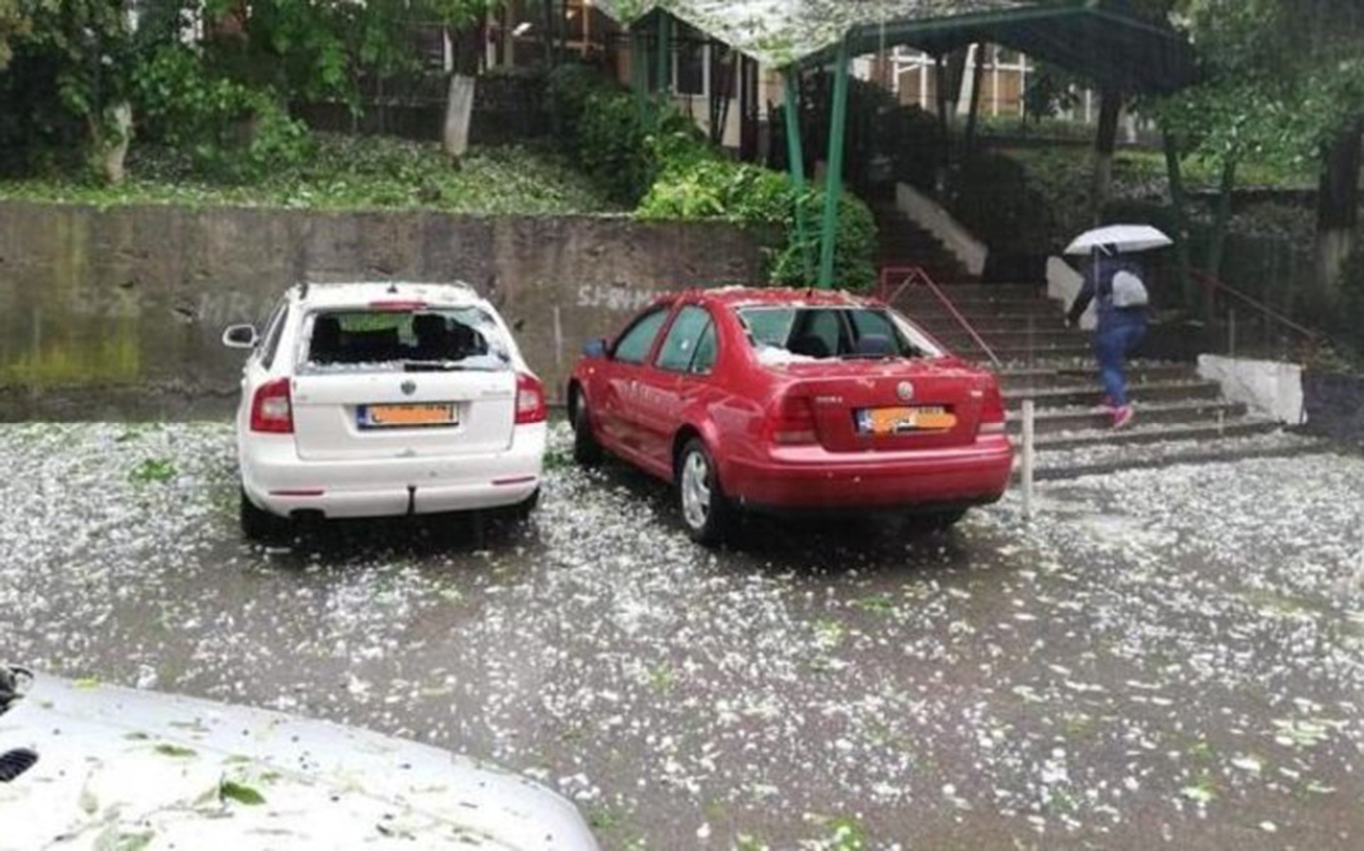 Εικόνες αποκάλυψης: Χαλάζι σε μέγεθος… αυγού διατρύπησε εκατοντάδες Ι.Χ! (video)