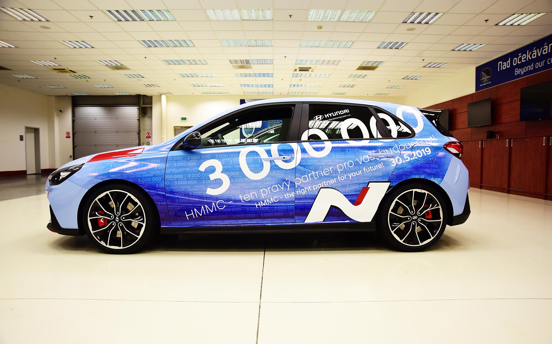 Ένα i30 N το υπ’ αριθμόν 3.000.000 όχημα του εργοστασίου της Hyundai στην Τσεχία