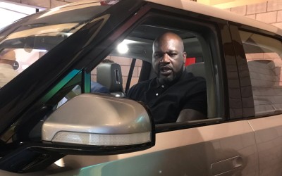 O Shaquille O’Neal χωράει μέσα στο Rivian R1T