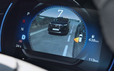 Σου δείχνει στον πίνακα οργάνων τα οχήματα στο τυφλό σημείο του καθρέπτη!