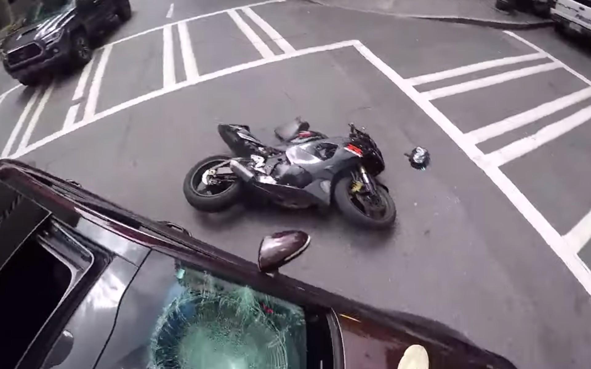 “Κόβει” μοτοσικλετιστή και την πλήρωσε ακριβά (video)