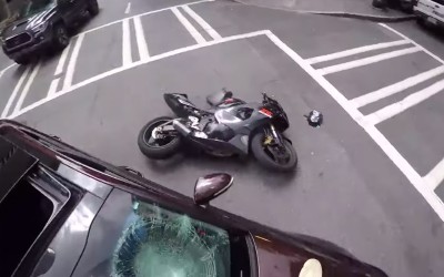 “Κόβει” μοτοσικλετιστή και την πλήρωσε ακριβά (video)