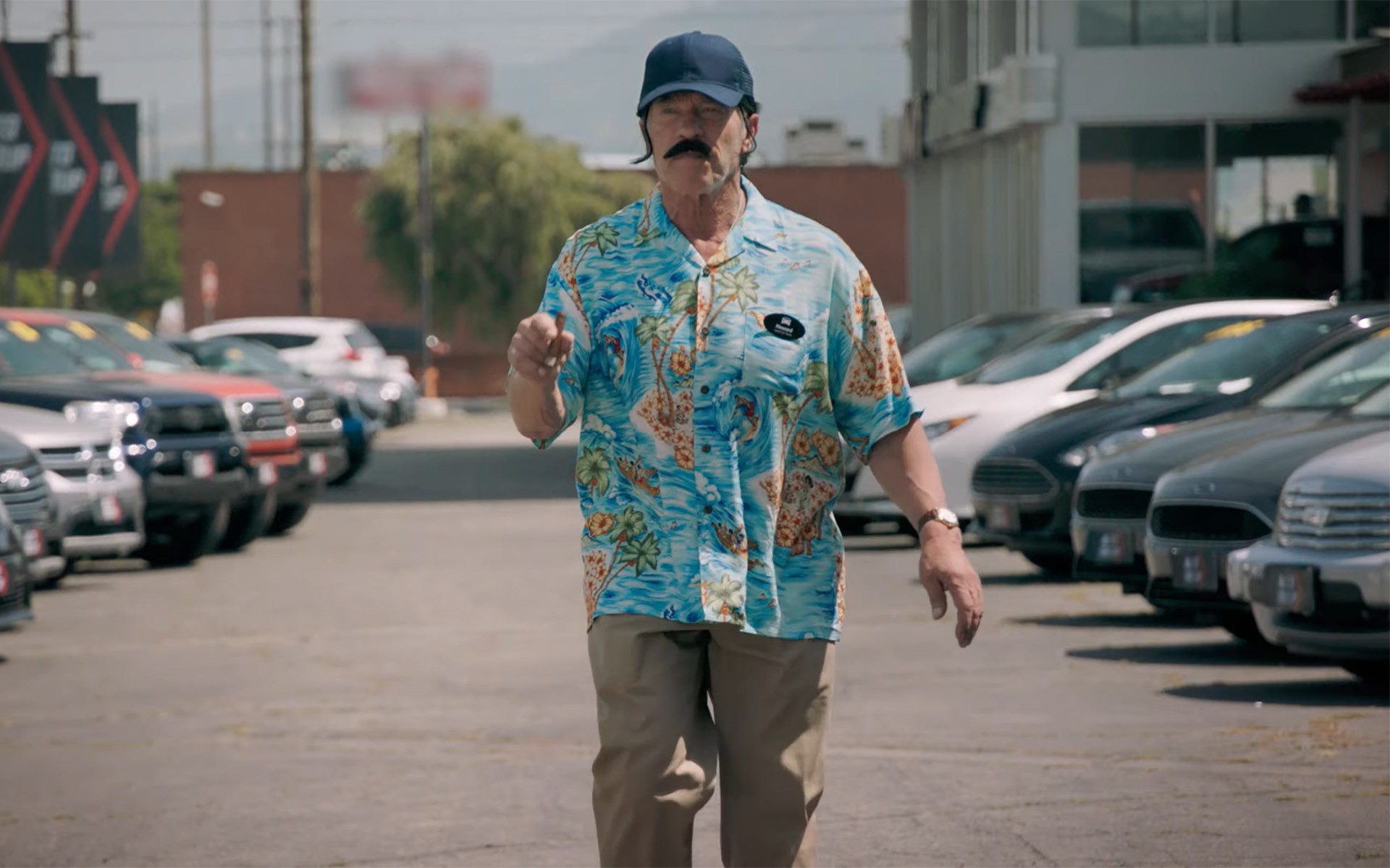 Ηλεκτρικό ή βενζίνης; Ο Schwarzenegger γνωρίζει… (video)