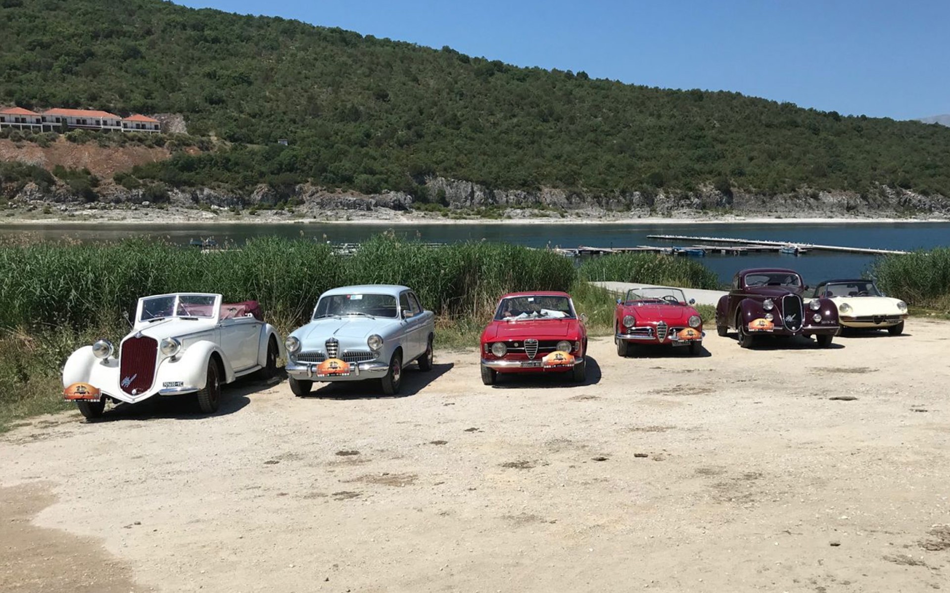 Ένα κομβόι 23 εμβληματικών Alfa Romeo 