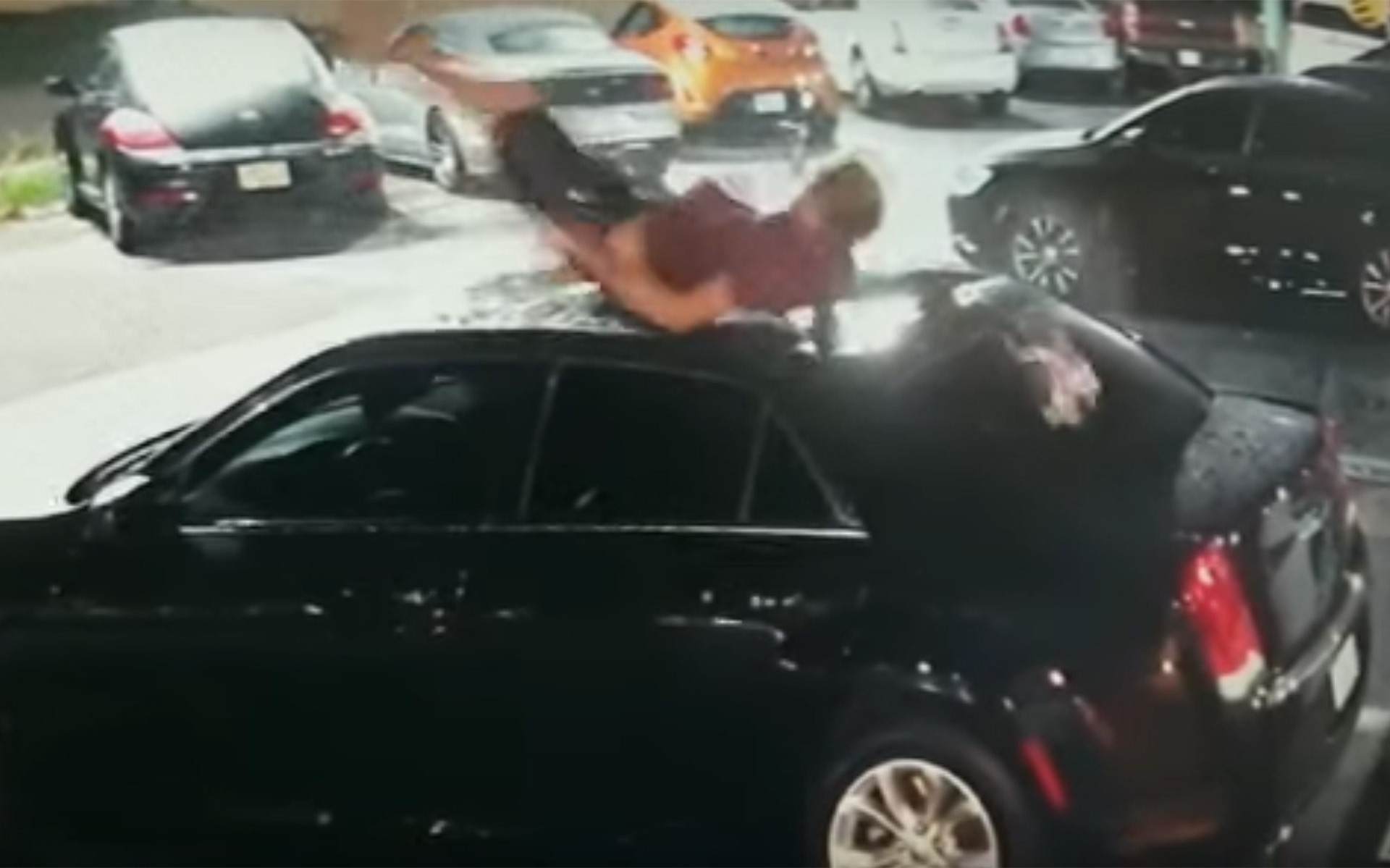 Αυτοκίνητο σώζει τη ζωή ενός άνδρα (video)