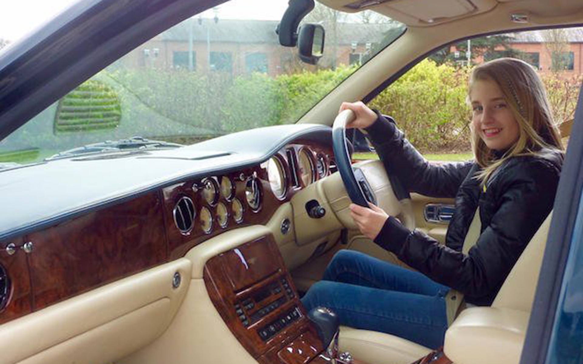 10χρονα μαθαίνουν να οδηγούν με μια Bentley Flying Spur