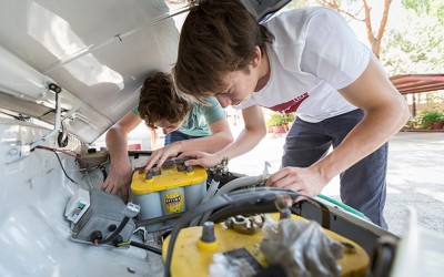 Μαθητές μετέτρεψαν ένα Seat 600 σε ηλεκτρικό (video)