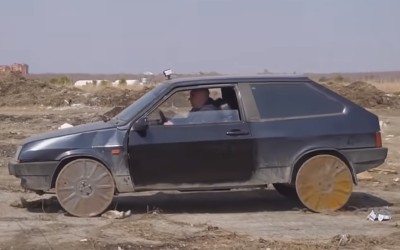 Αντικατέστησε τους τροχούς με… καπάκια φρεατίων (video)