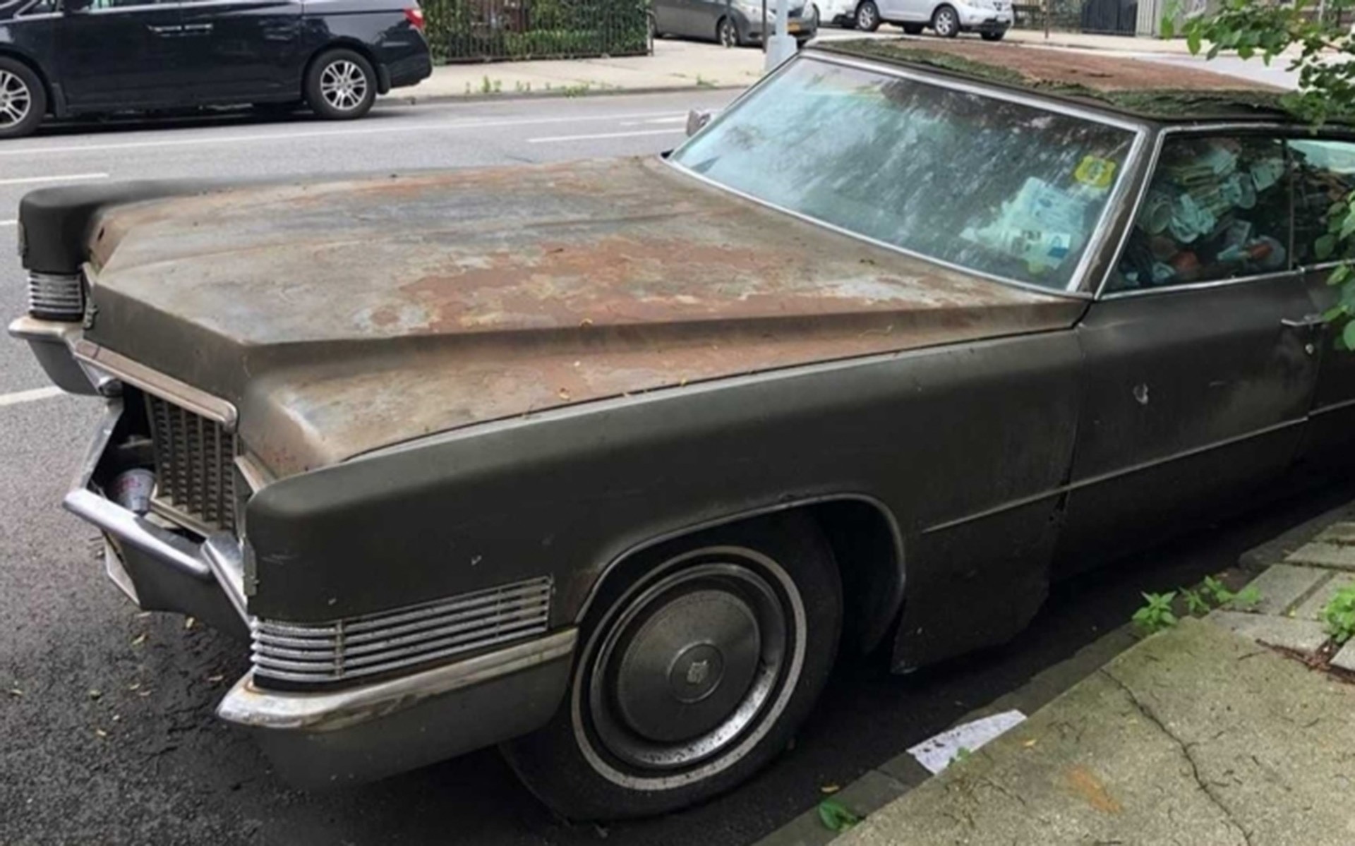 Απομάκρυναν Cadillac που βρισκόταν στο ίδιο σημείο επί 25 χρόνια!