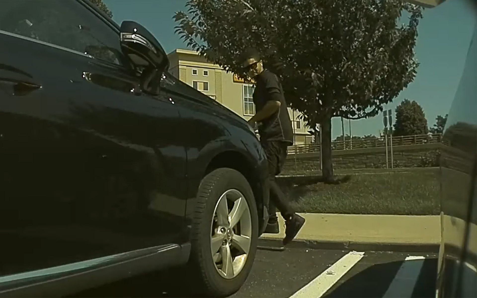 Άντρας χαράσσει αυτοκίνητο… γεμάτο από κάμερες (video)