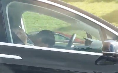 Οδηγός κοιμόταν και το Tesla πήγαινε με 100 χλμ/ώρα (video)