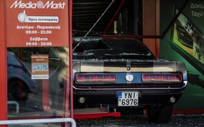 Ληστές εισέβαλαν με Mustang σε κατάστημα στου Ρέντη