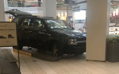 Μπήκε με SUV σε εμπορικό κέντρο και τα έκανε «γης μαδιάμ» (vid)