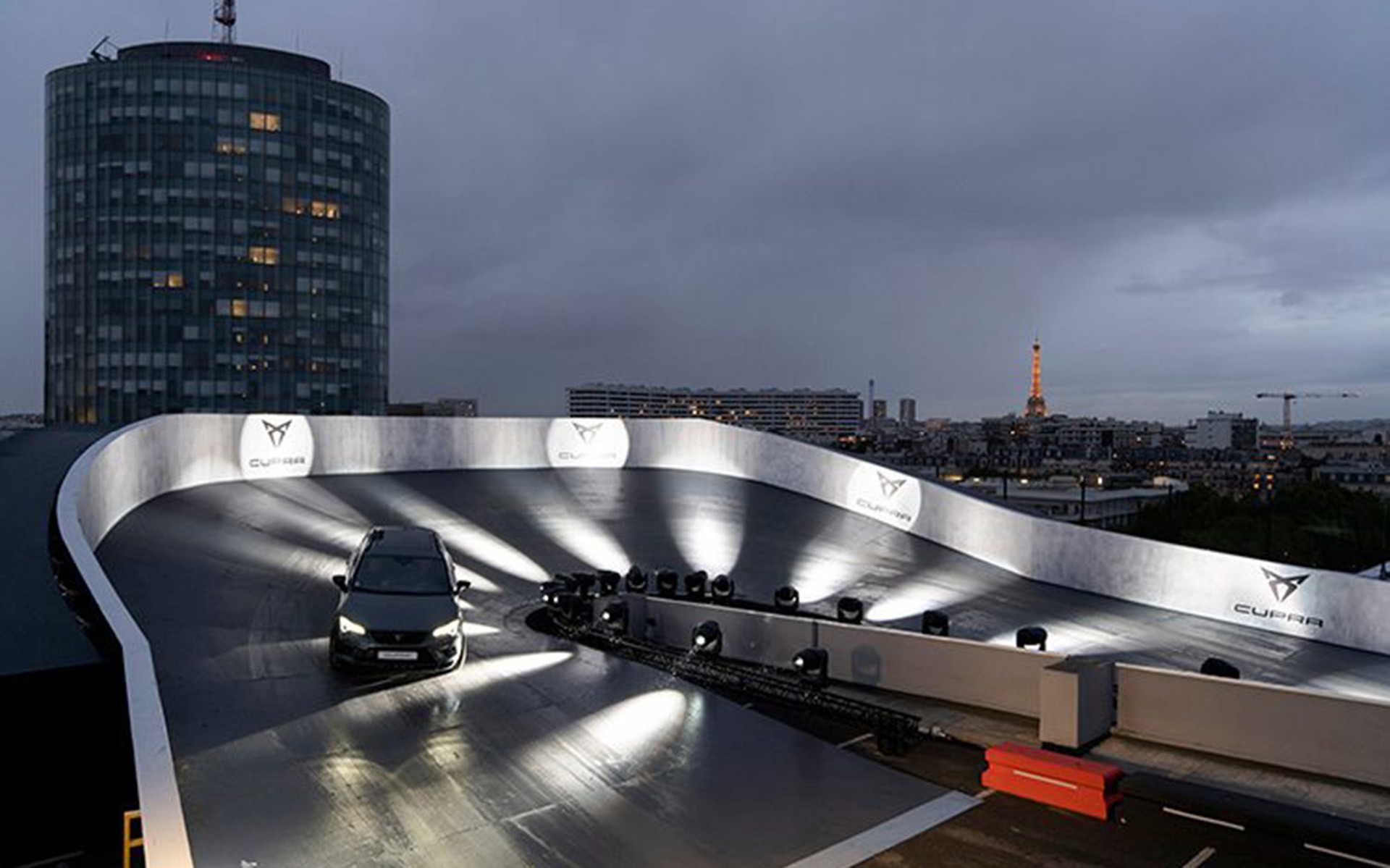 Οδηγώντας ένα Cupra Ateca σε ταράτσα (video)