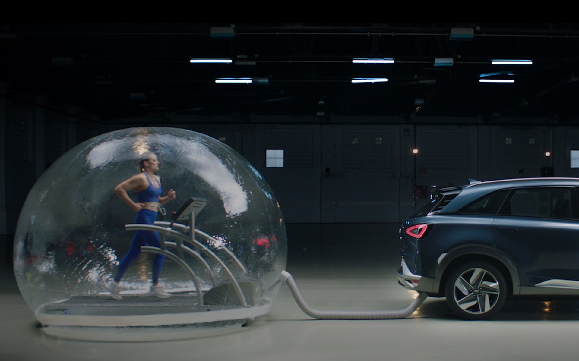 Κάνει διάδρομο εισπνέοντας τα καυσαέρια ενός SUV; (vid)