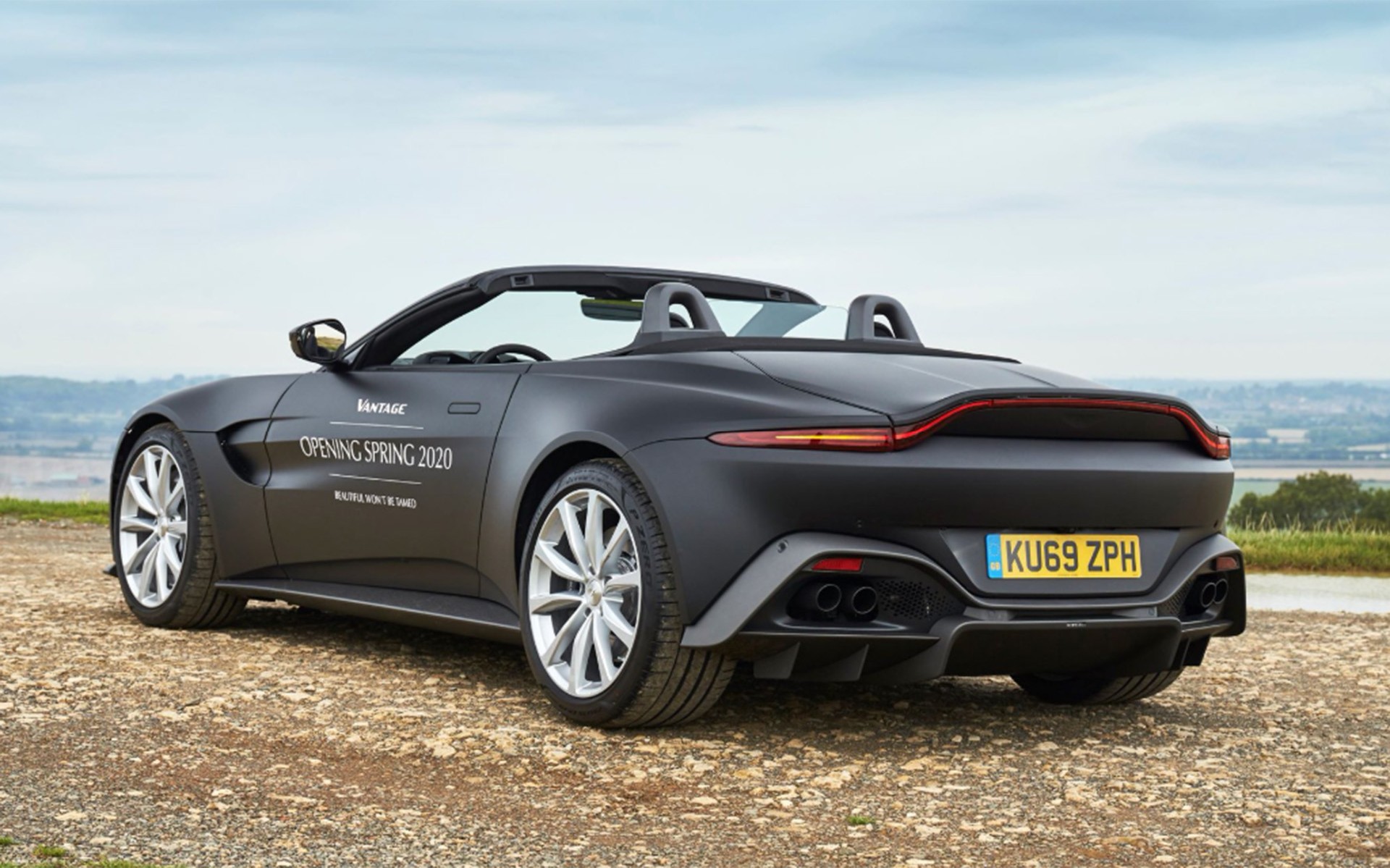 Πρώτες εικόνες της επερχόμενης Aston Martin Vantage Roadster