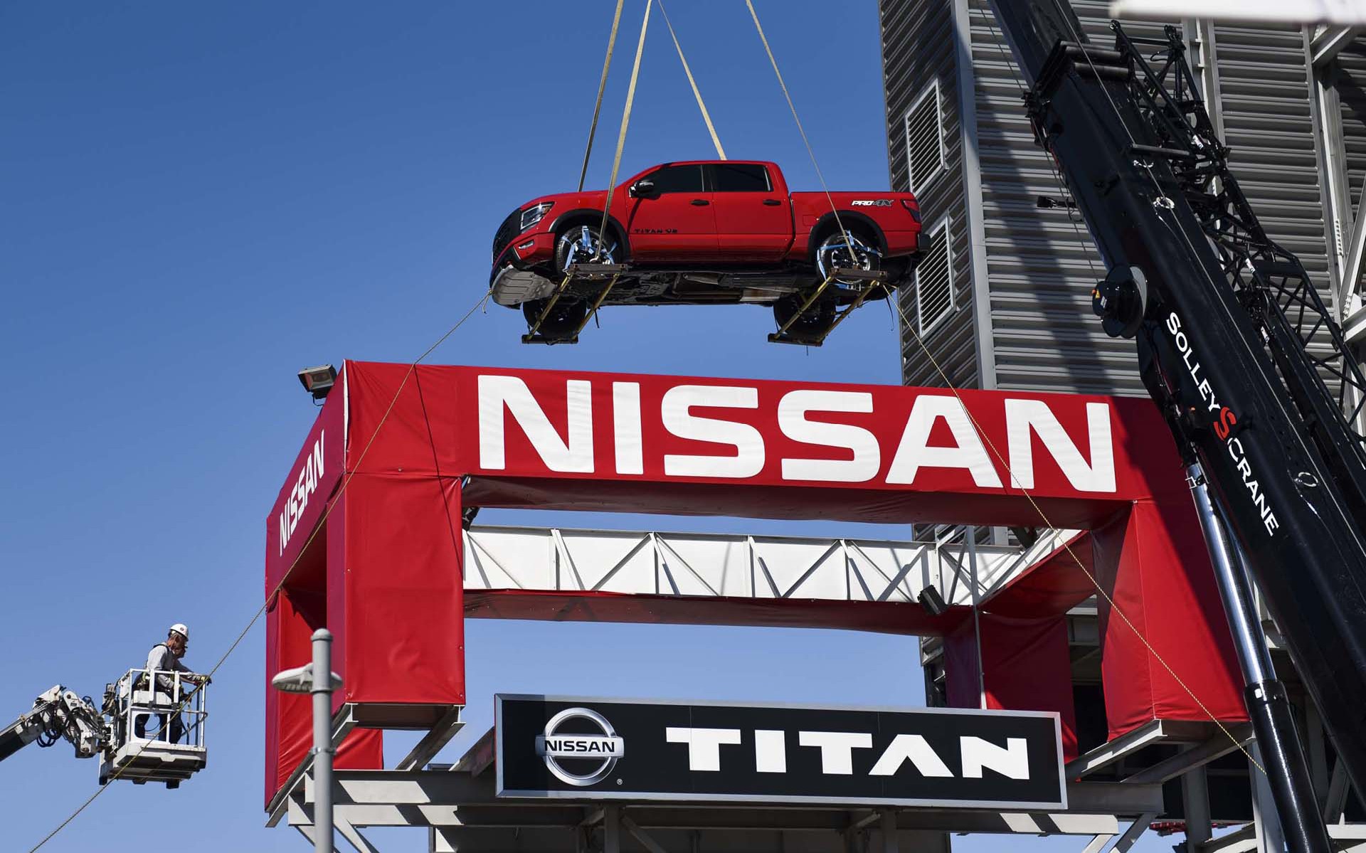Το θηριώδες Nissan Titan στην κορυφή… του Nissan Stadium (vid)