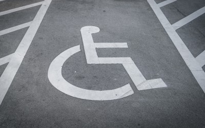 Σχέδιο δράσης για να αποκτήσουν τα ΑμεΑ πρόσβαση σε κτίρια και υποδομές