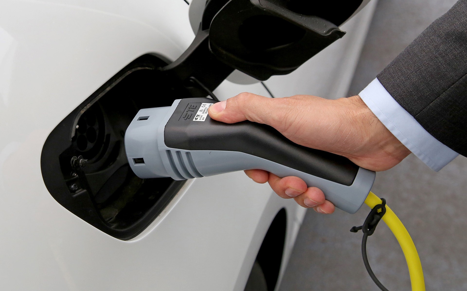 Μελέτη ΙΟΒΕ: Ανεπαρκής η επιδότηση 3.000 ευρώ για την αγορά ηλεκτρικών αυτοκινήτων