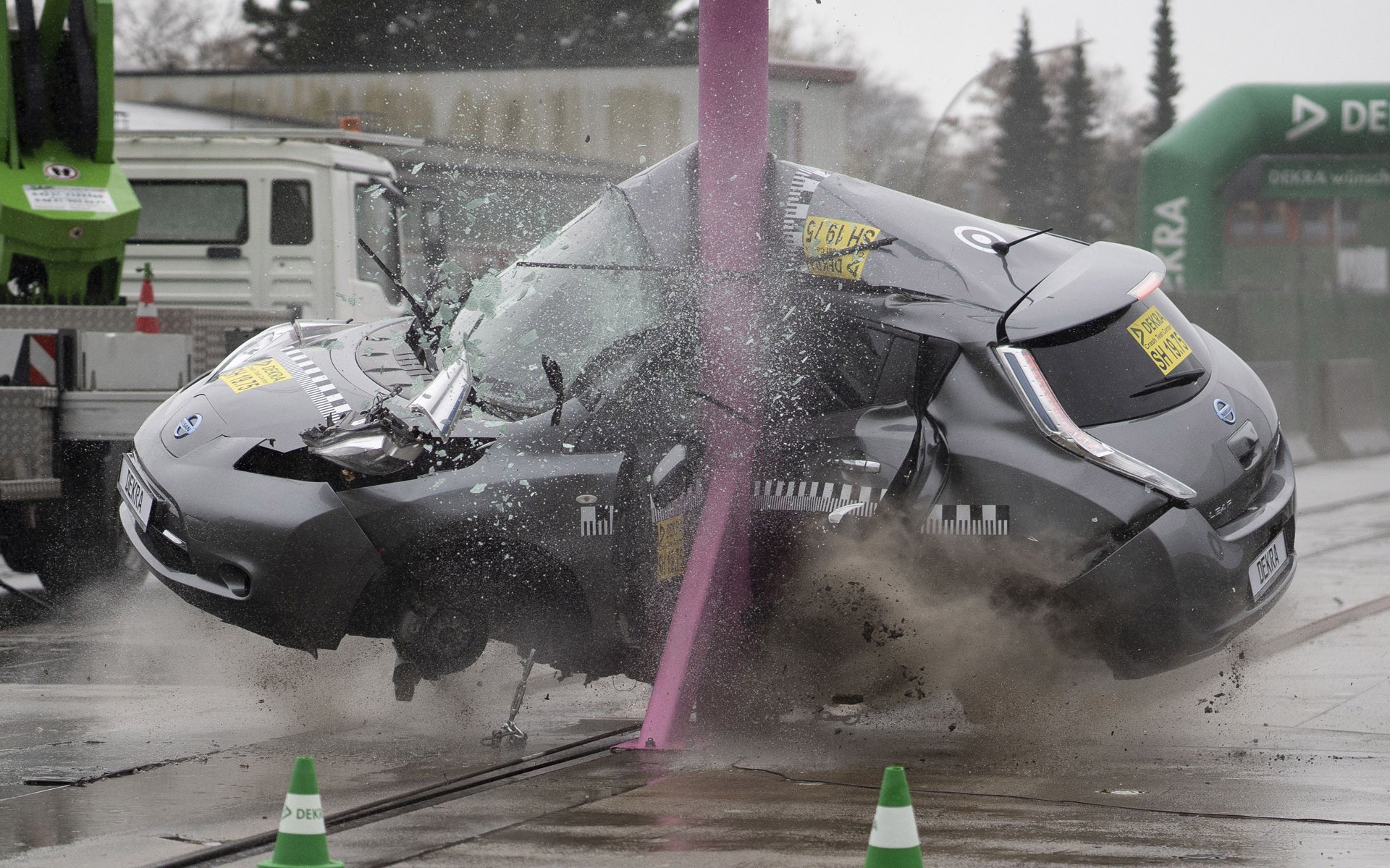 Πόσο ασφαλές είναι ένα ηλεκτρικό αυτοκίνητο; (vid)